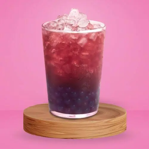 Té verde frío con jazmín, fresas y arándanos